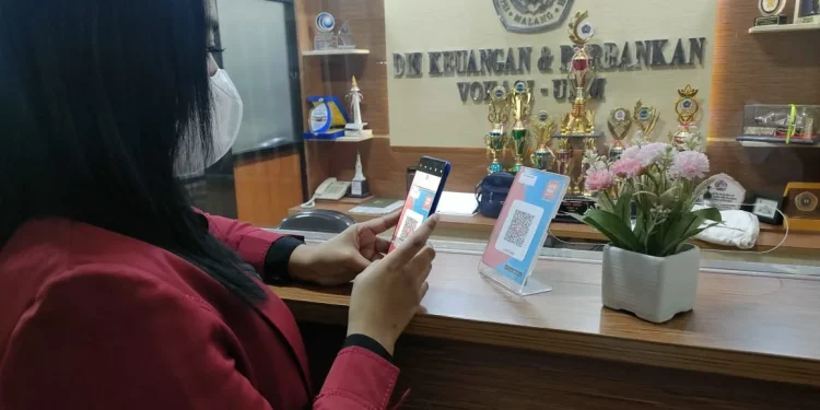 Mahasiswa tengah melakukan scan QR Code dalam transaksi pembayaran lewat aplikasi Link Aja.