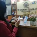 Mahasiswa tengah melakukan scan QR Code dalam transaksi pembayaran lewat aplikasi Link Aja.