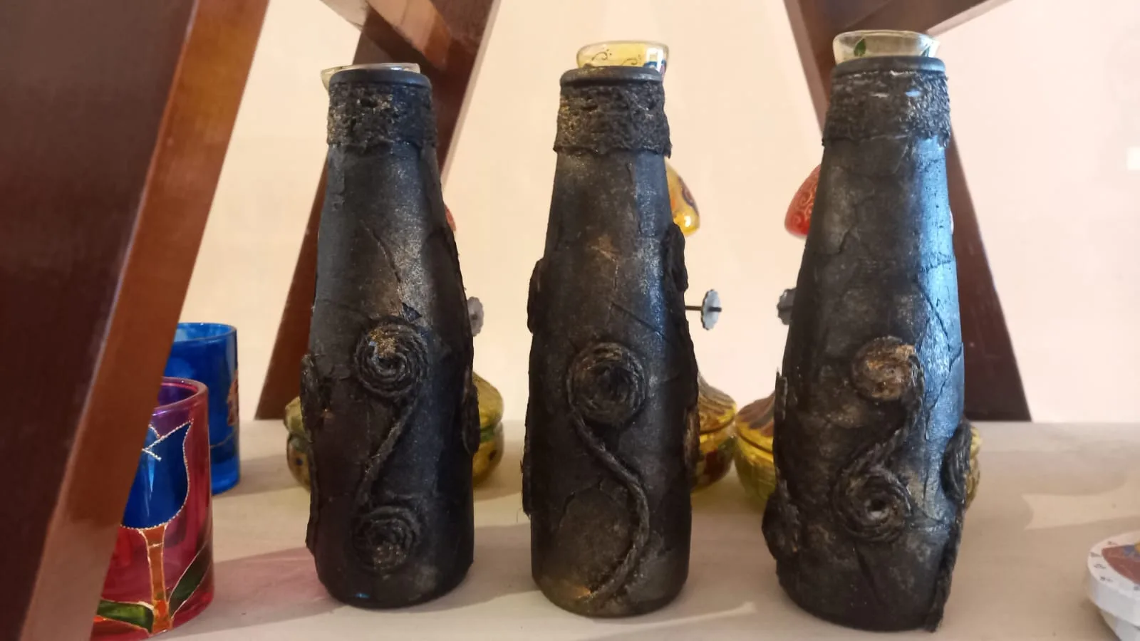 Dengan kertas dan lukisan, botol bekas minuman bisa menjadi hiasan unik. 
