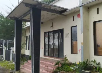 Kondisi bangunan gedung yang ada di depan Kantor KPU Kota Batu tampak sudah tak layak. Bangunan ini bisa dimanfaatkan untuk gudang logistik Pemilu 2024.