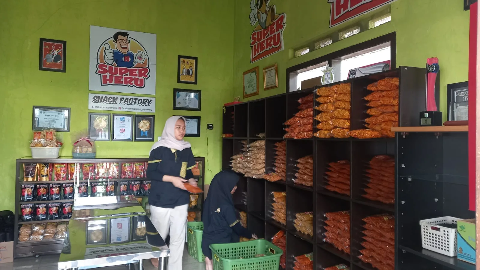 Outlet Superheru yang berada di Desa Asrikaton, Kecamatan Pakis, Kabupaten Malang.