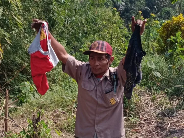 Tim Basarnas menunjukkan pakaian yang diduga milik korban.