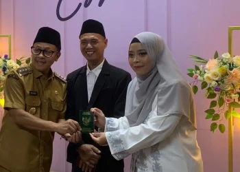 Wali Kota Malang, Sutiaji bersama kedua pasang mempelai yang baru saja sah menjadi suami-istri.