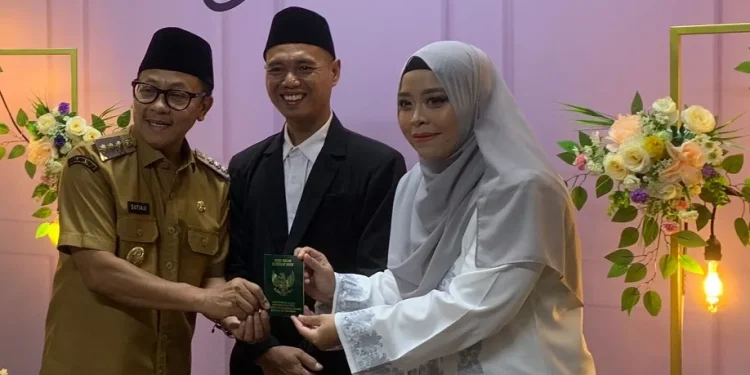 Wali Kota Malang, Sutiaji bersama kedua pasang mempelai yang baru saja sah menjadi suami-istri.