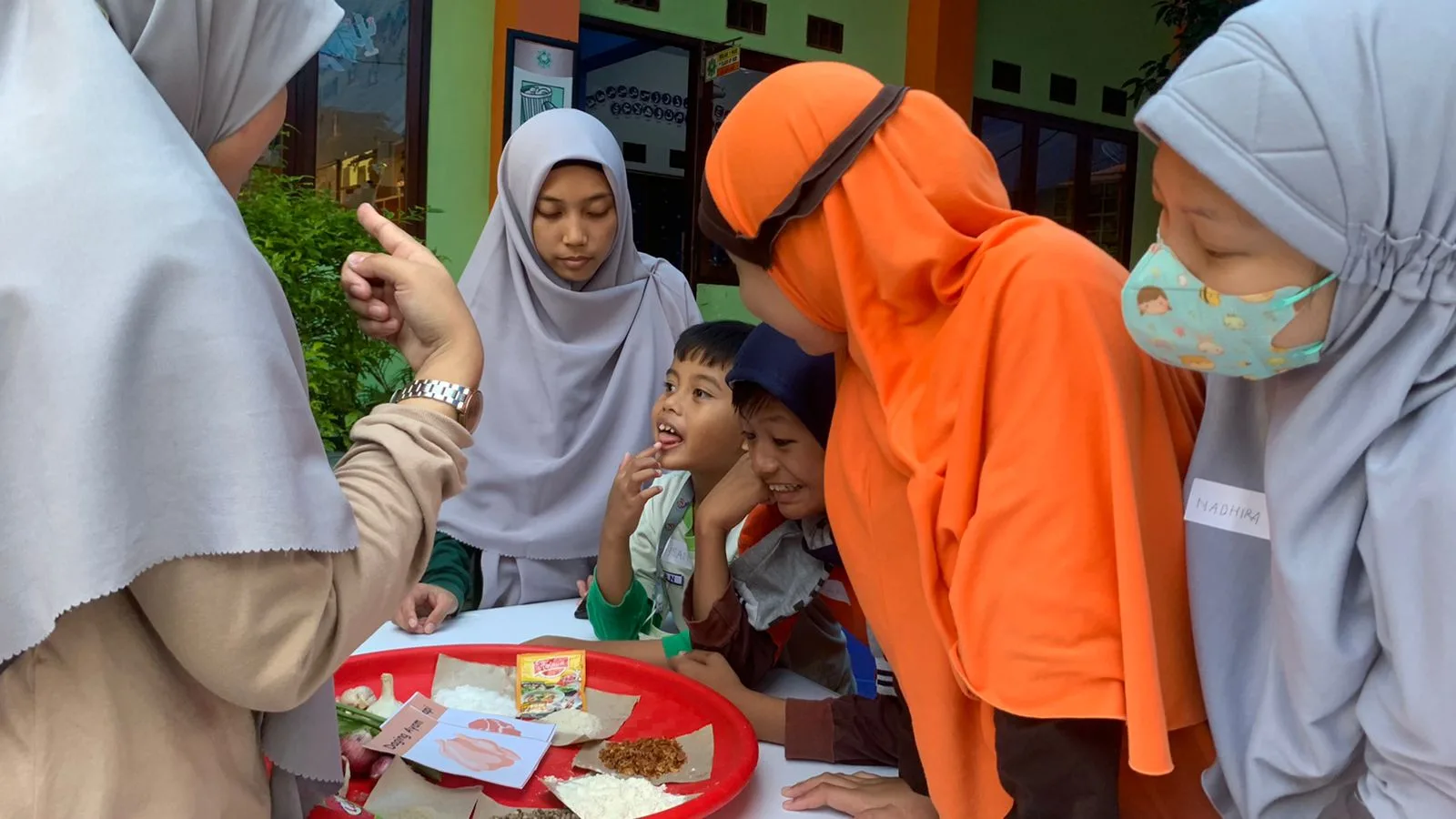 Saat salah satu kelompok PDBK melatih indra perasa dengan menyicipi bahan-bahan olahan bakso.