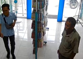 Kedua pelaku pencurian handphone di sebuah toko di Pakis.