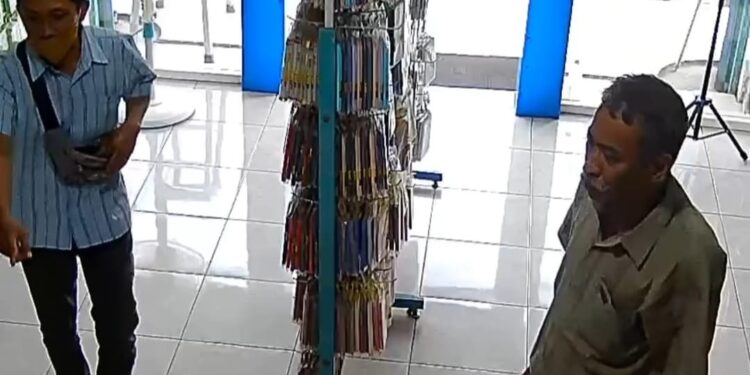 Kedua pelaku pencurian handphone di sebuah toko di Pakis.