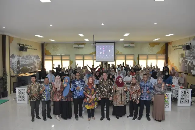 Foto bersama di acara praktisi mengajar di FEB Unisma. 