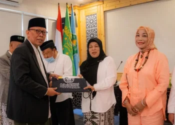 Rektor Unisma saat melepas sivitas akademika calon jemaah haji.