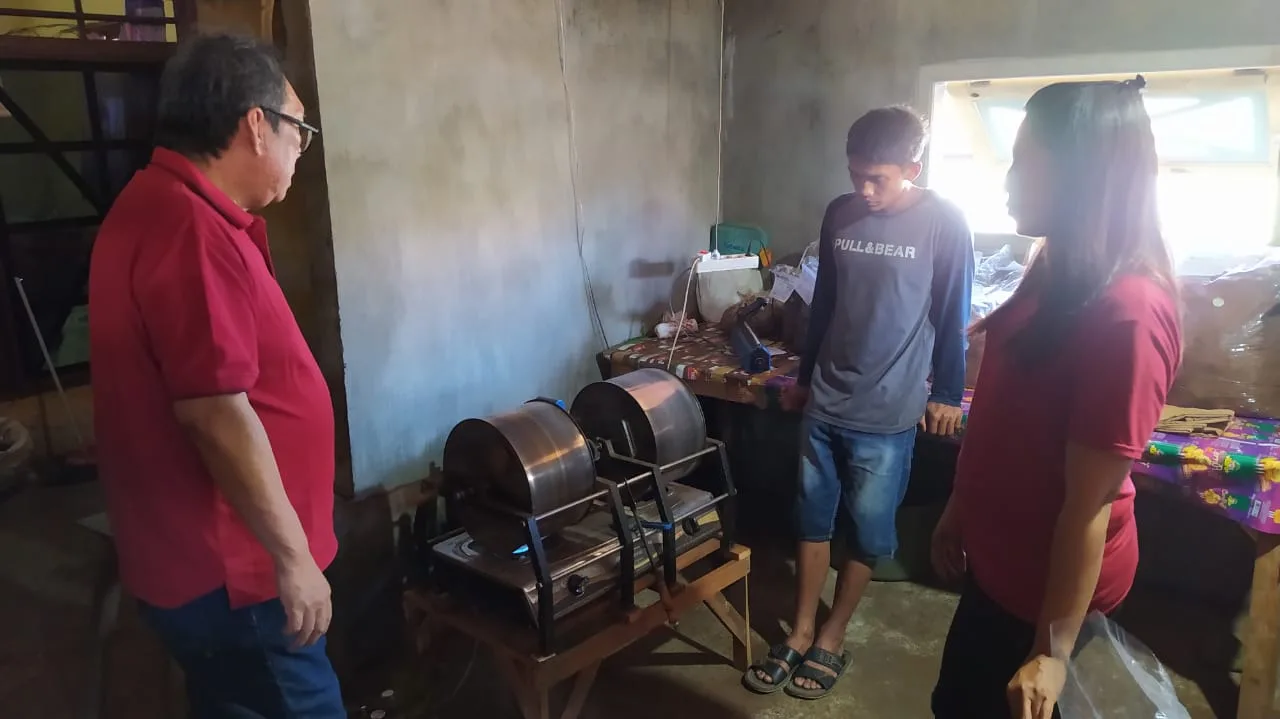 Proses sangrai kopi Selo Parang yang sudah jauh lebih berkembang dari sebelumnya. Dari semula produksi tidak sampai 10 kilogram dalam sehari, kini dalam 1 jam, mereka bisa produksi 9 kilogram.