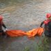 Petugas melakukan evakuasi jenazah bocah yang terseret aliran Sungai Brantas di Kota Malang.