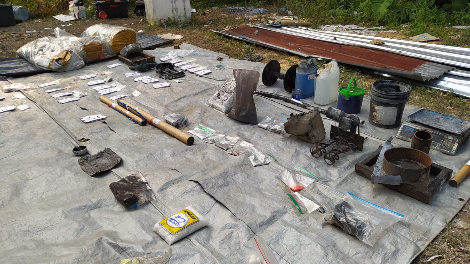 Sejumlah bahan baku peledak atau pembuatan petasan ditemukan saat penyisiran oleh Tim Jibom dan Labfor Polda Jatim, Kamis (22/6/2023).