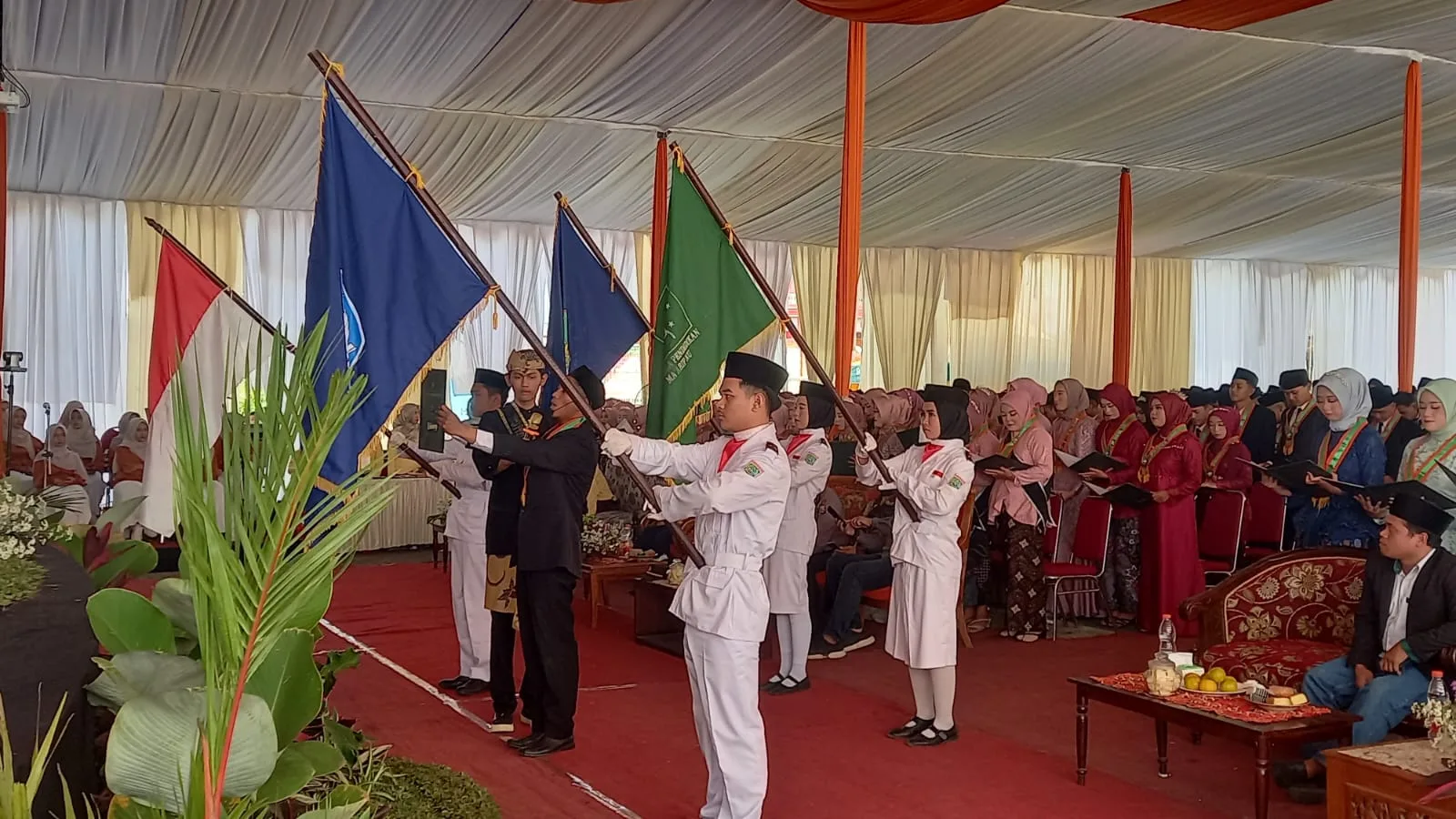 mbacaan ikrar wisudawan SMK NU Sunan Ampel Poncokusumo.