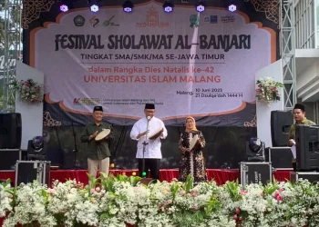 Dari kiri : Wakil Rektor 2 Unisma, Noor Shodiq Askandar SE MM; Rektor Unisma Prof Dr Maskuri MSi; Wakil Rektor 4, Dr Ir Istirohah Pujiwati MP saat membuka Festival Sholawat Al-Banjari se-Jatim.