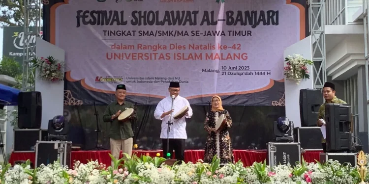 Dari kiri : Wakil Rektor 2 Unisma, Noor Shodiq Askandar SE MM; Rektor Unisma Prof Dr Maskuri MSi; Wakil Rektor 4, Dr Ir Istirohah Pujiwati MP saat membuka Festival Sholawat Al-Banjari se-Jatim.