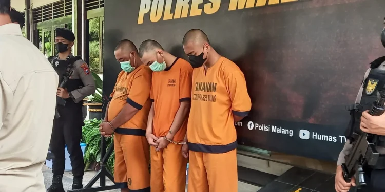 Tiga tersangka pengedar narkoba yang diamankan polisi.