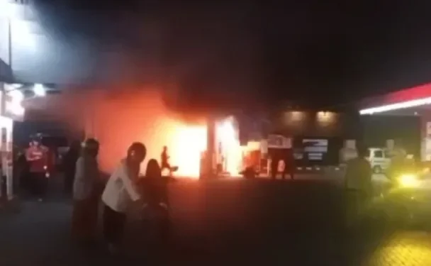 Kebakaran yang terjadi di SPBU Tlogomas, Kota Malang saat pengendara motor mengisi BBM.