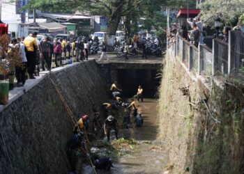 Ribuan warga saat turun sungai membersihkannya dari sampah-sampah, Senin (12/6/2023).