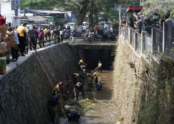 Ribuan warga saat turun sungai membersihkannya dari sampah-sampah, Senin (12/6/2023).