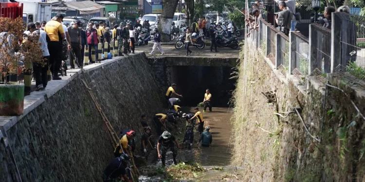 Ribuan warga saat turun sungai membersihkannya dari sampah-sampah, Senin (12/6/2023).