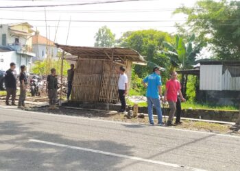 Penertiban bangunan semi permanen di Jalan Ir Soekarno, Kota Batu, Jawa Timur.