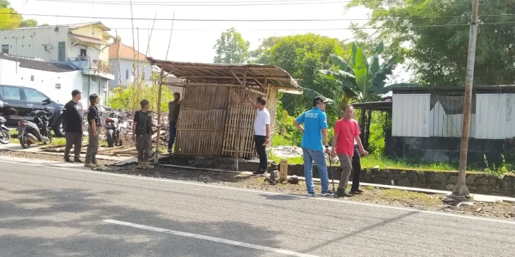 Penertiban bangunan semi permanen di Jalan Ir Soekarno, Kota Batu, Jawa Timur.
