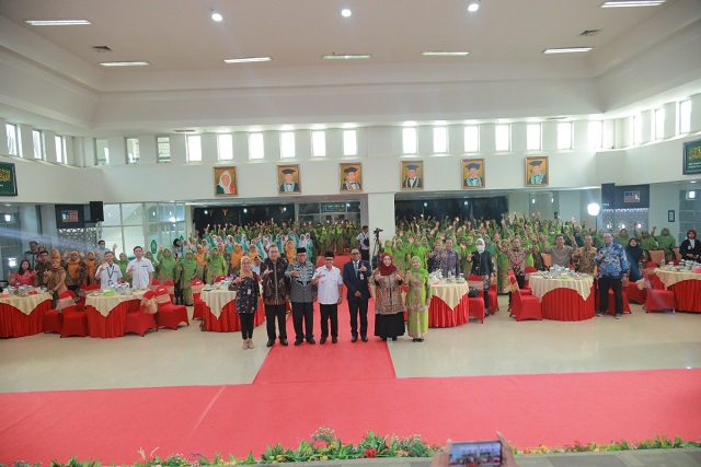 Foto bersama di acara Pencanangan Literasi Keuangan dan Inklusi Pasar Modal bagi 1500 Muslimat NU Kota Malang.