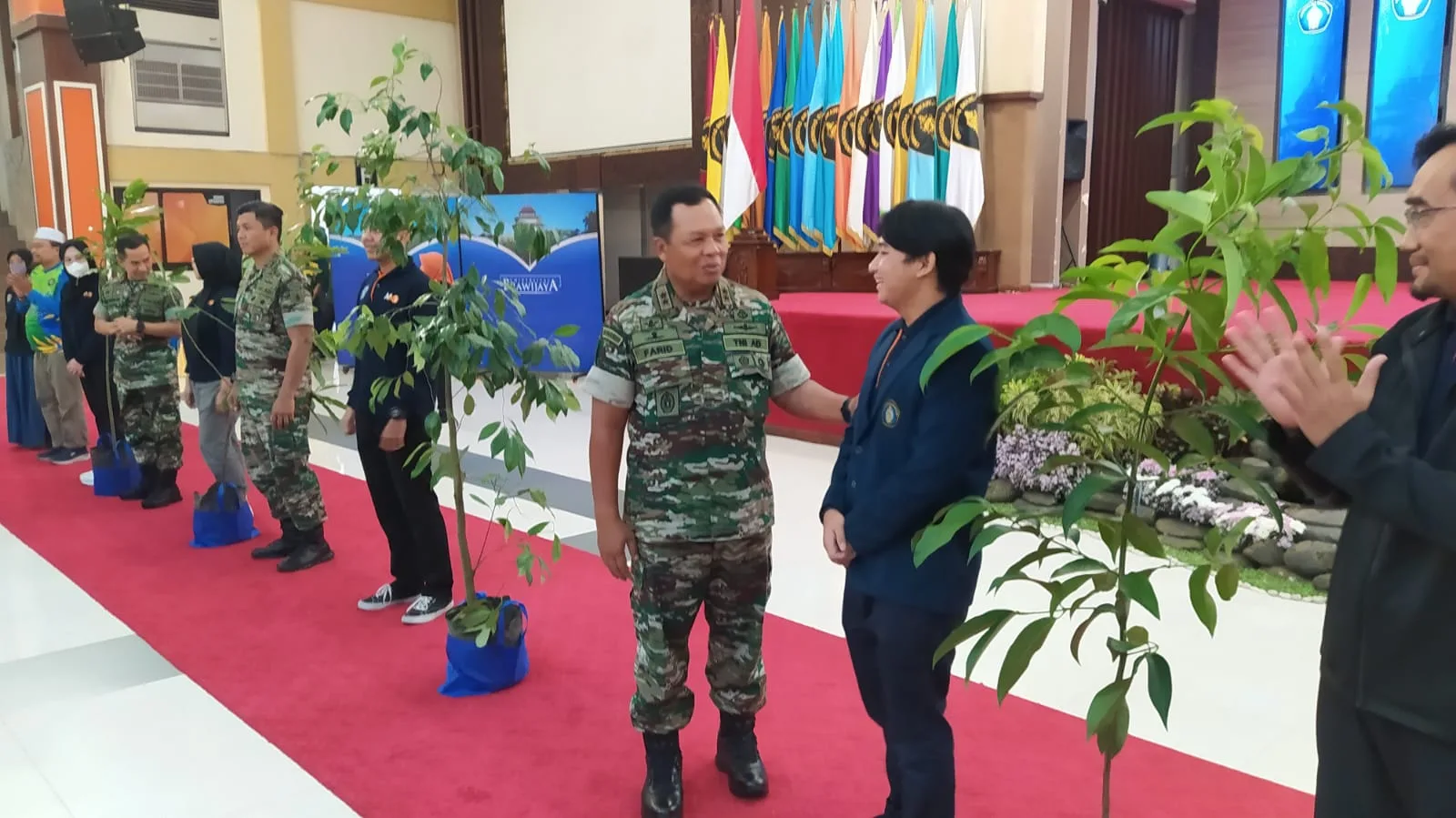 Pangdam V Brawijaya, Mayjen TNI Farid Makruf, saat memberikan bibit pohon secara simbolis untuk ditanam di wilayah terdampak abrasi selama program MMD.