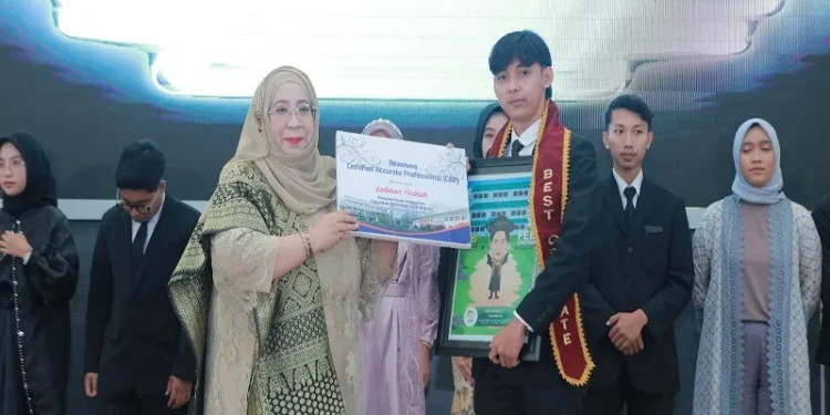 Lulusan terbaik FEB Unisma, Auva Mufaddol, dari prodi Manajemen bersama dekan Nur Diana SE.