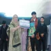 Lulusan terbaik FEB Unisma, Auva Mufaddol, dari prodi Manajemen bersama dekan Nur Diana SE.