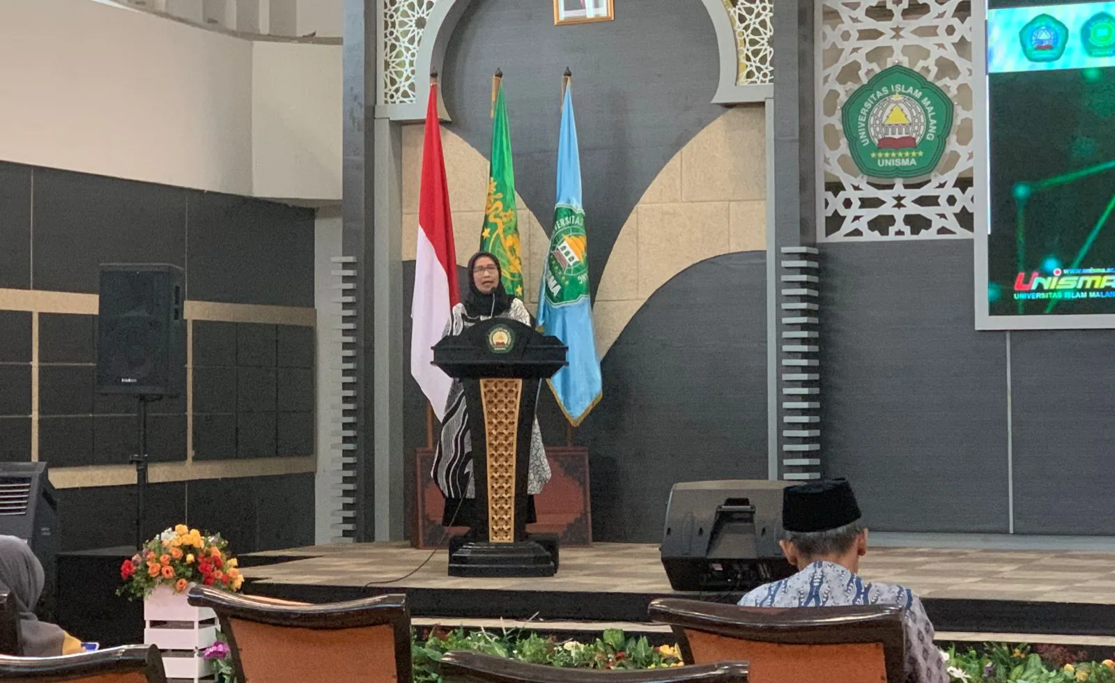 Wakil Rektor IV, Dr Ir Istirohah Pujiwati, MP saat memberikan arahan.
