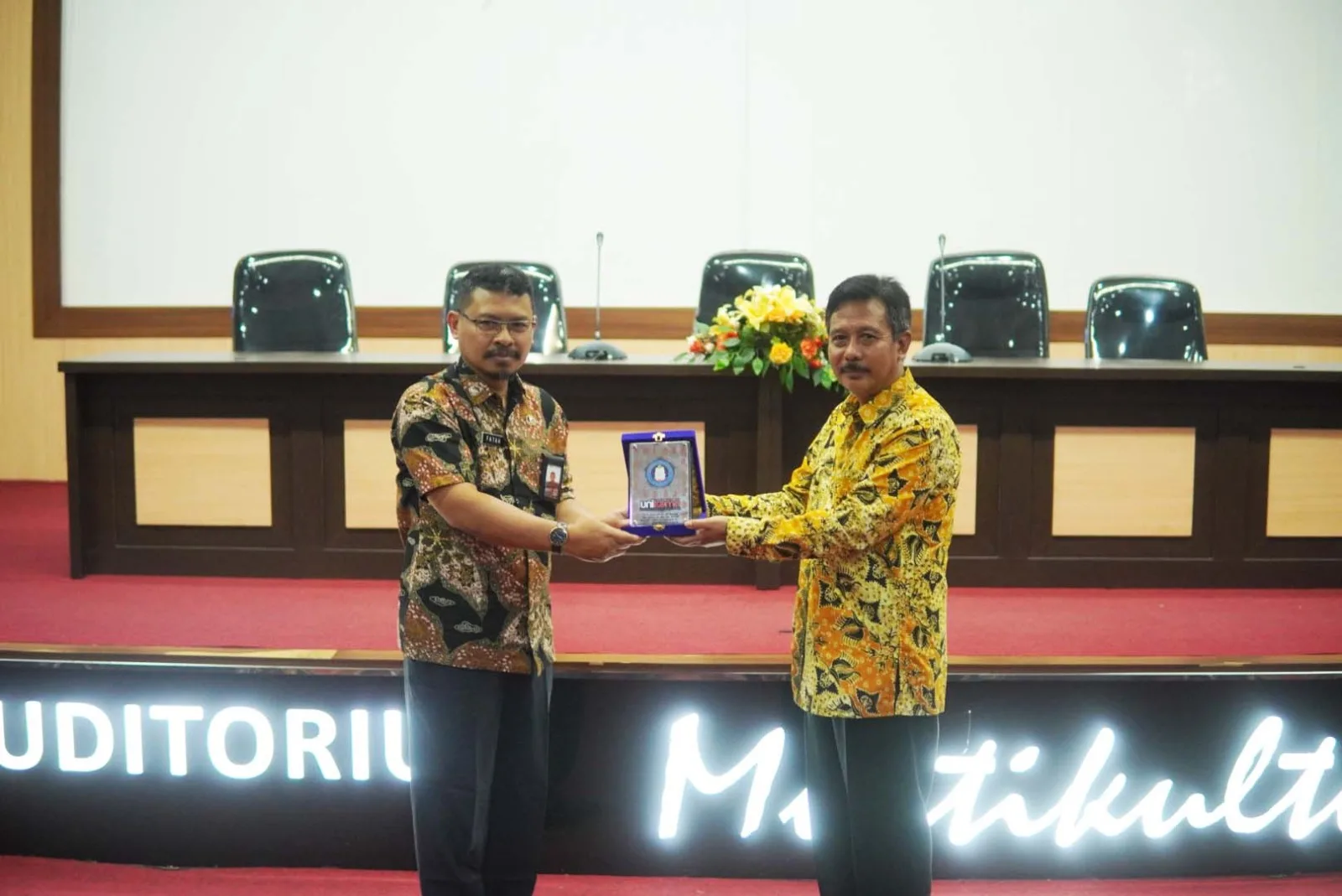 Pemberian cindera mata dalam kunjungan SMKN 6 ke Unikama.