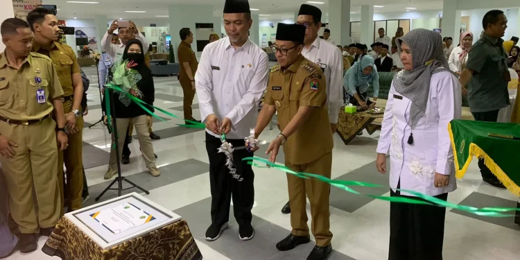 Pemotongan pita tenan Kantor Kemenag Kota Malang di MPP Kota Malang.