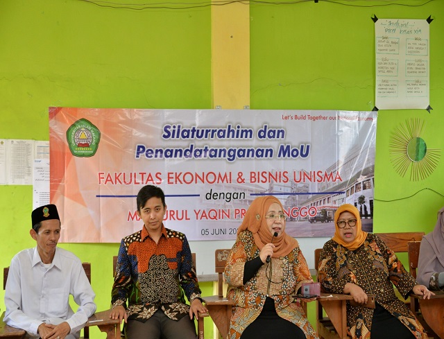 Dekan FEB Unisma, Nur Diana, saat memberikan sambutan dalam kunjungannya ke MA Nurul Yaqin Paiton Probolinggo. 