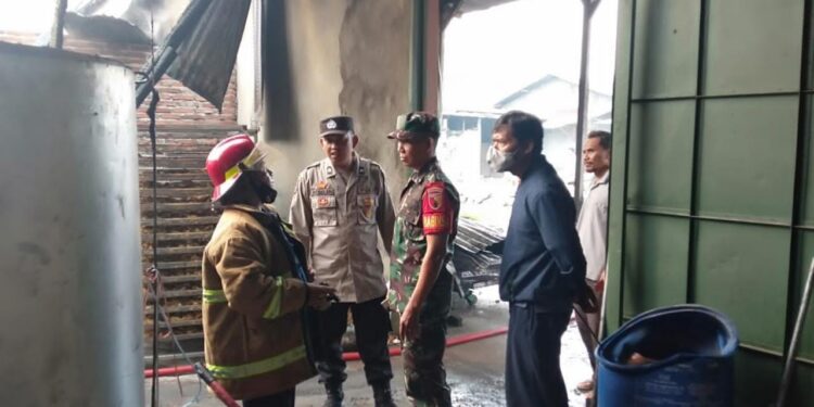 Petugas saat proses penyelidikan menentukan penyebab kebakaran gudang pengolahan porang di Kecamatan Kasembon, Malang, Selasa (13/6/2023).