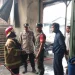 Petugas saat proses penyelidikan menentukan penyebab kebakaran gudang pengolahan porang di Kecamatan Kasembon, Malang, Selasa (13/6/2023).
