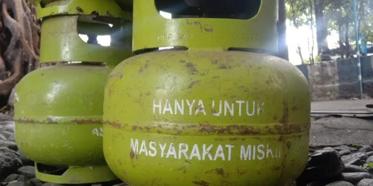 LPG subsidi 3 Kilogram yang bertuliskan hanya untuk masyarakat miskin.