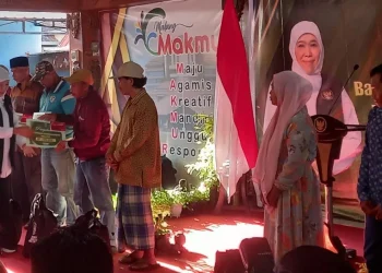 Gubernur Jawa Timur, Khofifah Indar Parawansa menyalurkan bantuan secara simbolis kepada KPM.