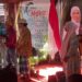 Gubernur Jawa Timur, Khofifah Indar Parawansa menyalurkan bantuan secara simbolis kepada KPM.