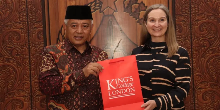 Bupati Malang, Sanusi (kiri) bersama Deputy Vice President Global Business Development King's College London, Helen Bailey (kanan).
