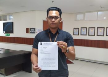 Perwakilan Yayasan Museum Omah Munir dari LBH Pos Malang Daniel Siagian menunjukkan surat somasi atas ketidakpastian beroperasinya museum di Balai Kota Among Tani Kota Batu, Selasa (6/6/2023).