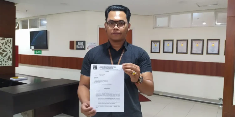 Perwakilan Yayasan Museum Omah Munir dari LBH Pos Malang Daniel Siagian menunjukkan surat somasi atas ketidakpastian beroperasinya museum di Balai Kota Among Tani Kota Batu, Selasa (6/6/2023).