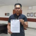 Perwakilan Yayasan Museum Omah Munir dari LBH Pos Malang Daniel Siagian menunjukkan surat somasi atas ketidakpastian beroperasinya museum di Balai Kota Among Tani Kota Batu, Selasa (6/6/2023).