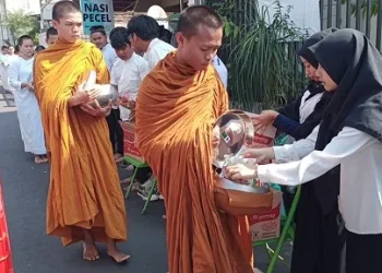 Tampak sejumlah umat muslim juga turut berbagi kebajikan dalam tradisi Pindapata yang dilakukam para biksu di Vihara Dhammadipa Arama Kota Batu menjelang Hari Raya Waisak, Kamis (1/6/2023).
