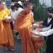 Tampak sejumlah umat muslim juga turut berbagi kebajikan dalam tradisi Pindapata yang dilakukam para biksu di Vihara Dhammadipa Arama Kota Batu menjelang Hari Raya Waisak, Kamis (1/6/2023).