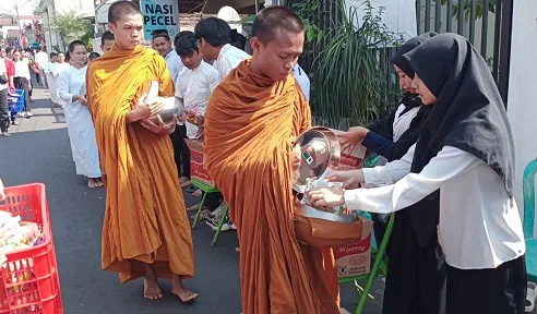 Tampak sejumlah umat muslim juga turut berbagi kebajikan dalam tradisi Pindapata yang dilakukam para biksu di Vihara Dhammadipa Arama Kota Batu menjelang Hari Raya Waisak, Kamis (1/6/2023).