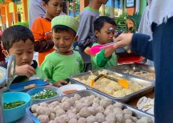 Antusias peserta mengantre bakao untuk makan bersama.