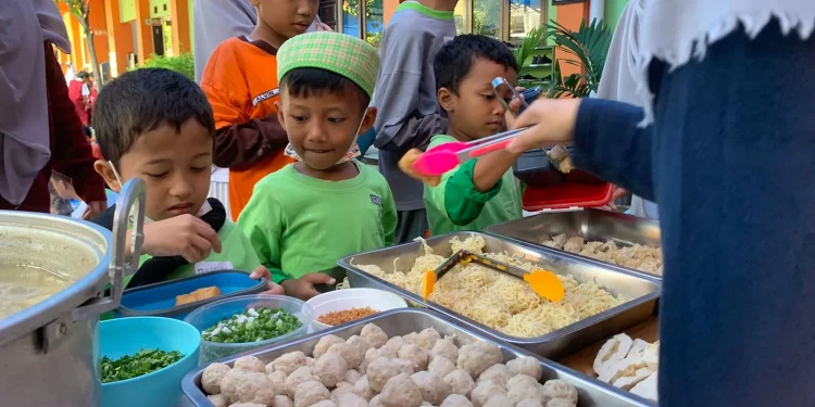 Antusias peserta mengantre bakao untuk makan bersama.