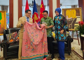 Wali Kota Malang, Sutiaji, didampingi istri Widayati Sutiaji saat mengenalkan produk UMKM Kota Malang ke Dubes RI di China