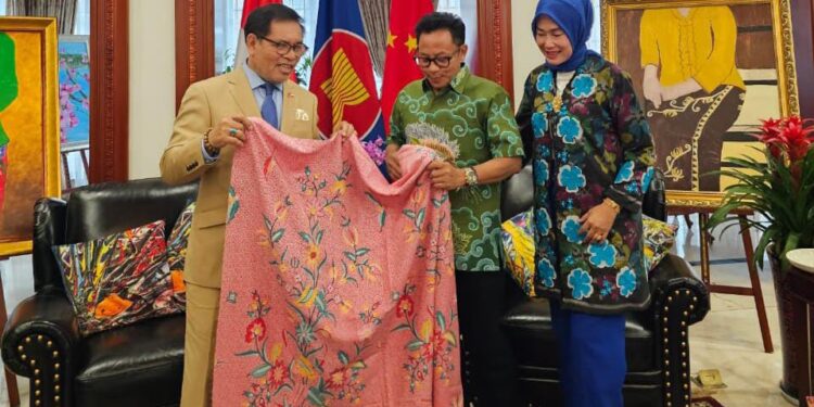Wali Kota Malang, Sutiaji, didampingi istri Widayati Sutiaji saat mengenalkan produk UMKM Kota Malang ke Dubes RI di China